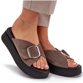 Les tongs en daim féminins avec une boucle sur la plate-forme brune Zazoo 3019 8