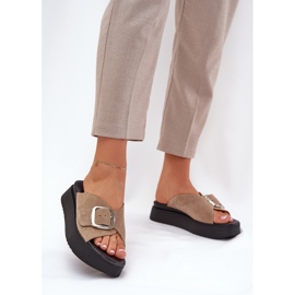 Les tongs en daim pour femmes avec une boucle sur la plate-forme beige Zazoo 3019 2