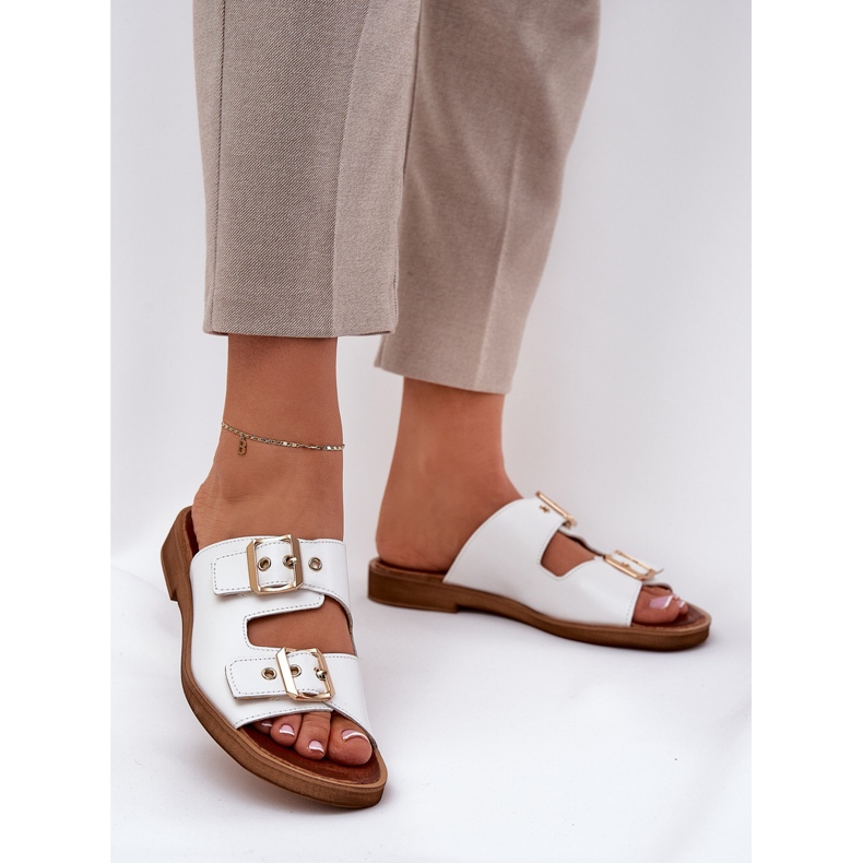 Les tongs plats en cuir avec des boucles blanches zazoo 3020 2