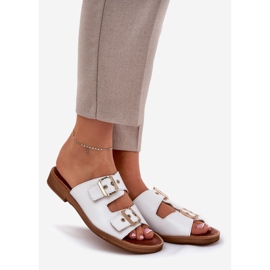 Les tongs plats en cuir avec des boucles blanches zazoo 3020 1