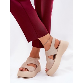 Sandales féminines sur la plate-forme Eco Suede Beige 2