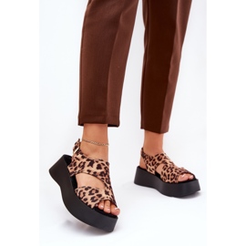 Sandales féminines avec imprimé léopard sur la plate-forme Eco Suede Brown brun 2