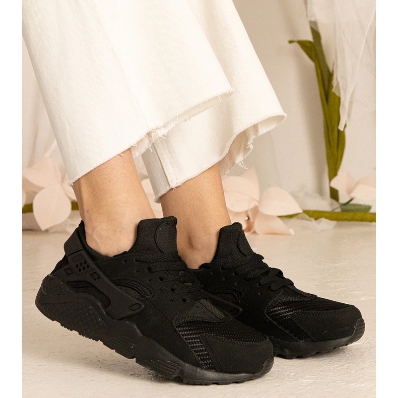 Baskets noires Sports Sneakers 1