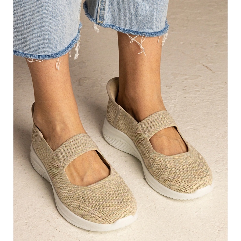 Baskets féminines beige sur une semelle pressée 1