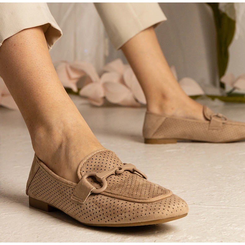 Mandards ouverts des femmes brunes avec un ornement 1