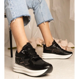 Baskets noires avec un élément holographique le noir 2