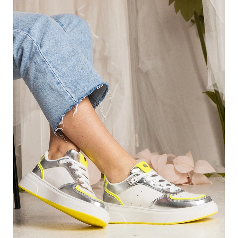 Baskets pour femmes argentées avec un accessoire néon 2