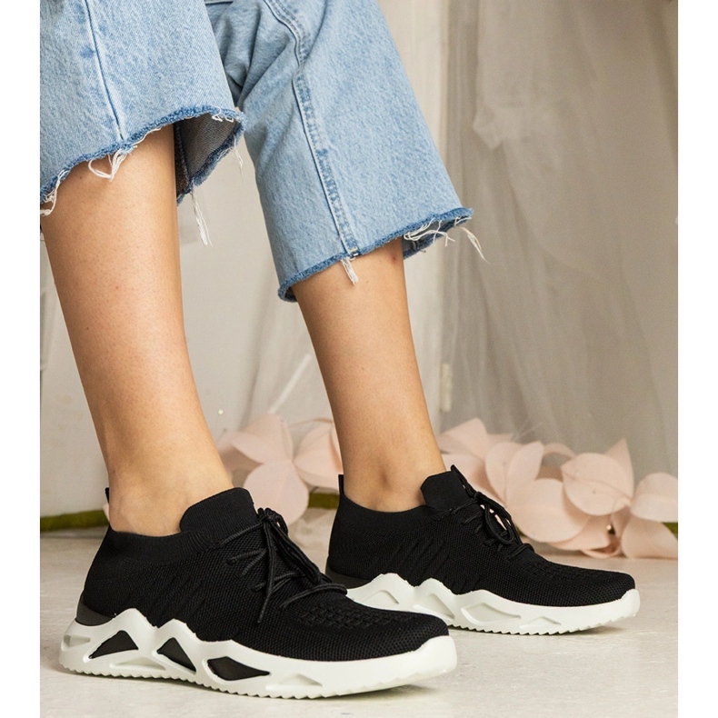 Baskets pour femmes noires avec une tige à la chaussette 1