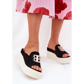 Pantoufles sur la plate-forme et coins avec une décoration noire 2