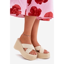 Les tongs pour femmes sur le coin et la plate-forme beige 2