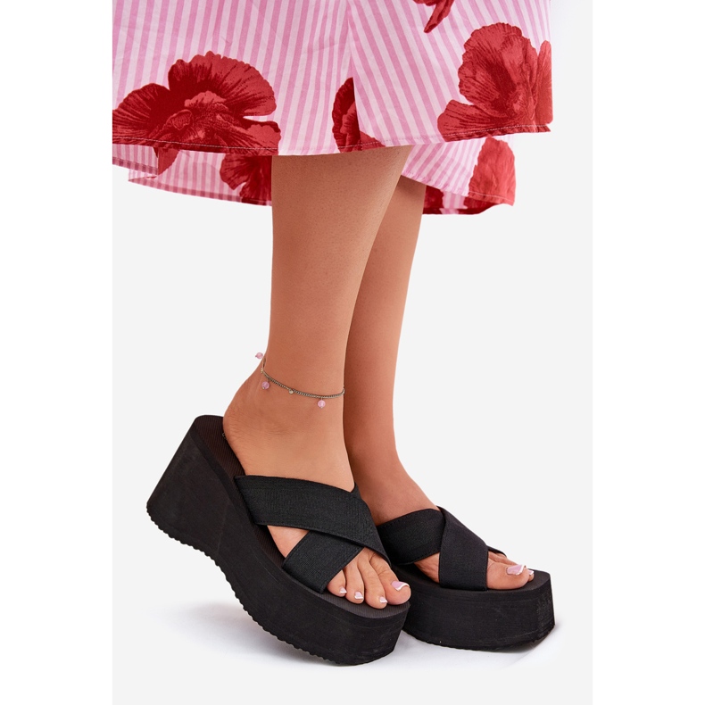 Les tongs pour femmes sur le coin et la plate-forme noirs le noir 1