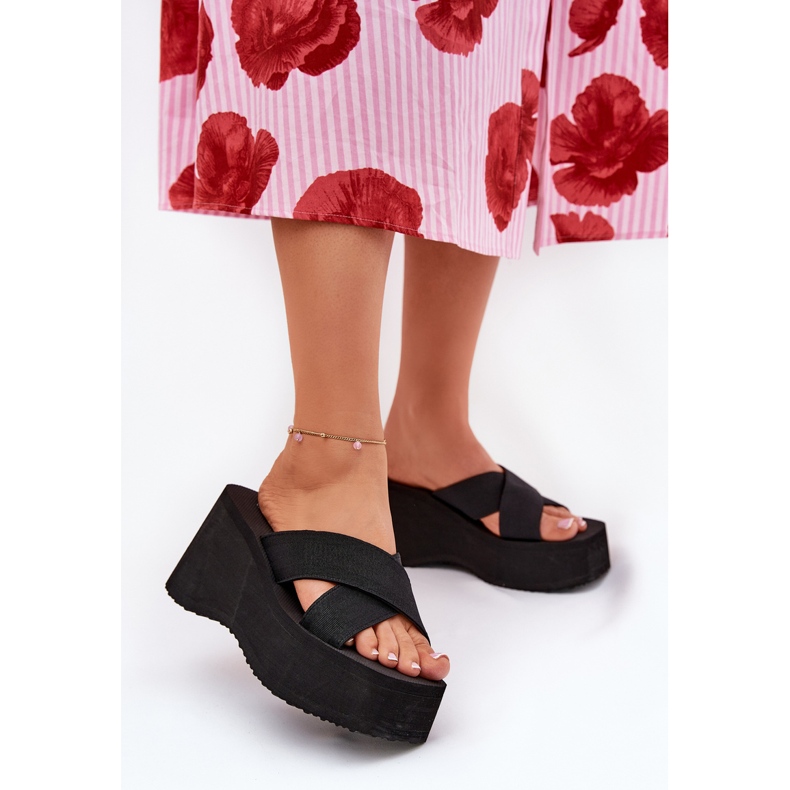 Les tongs pour femmes sur le coin et la plate-forme noirs 2