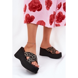Les tongs féminins sur le coin et la plate-forme léopard imprimé noir beige 2 Les tongs féminins sur le coin et la plate-forme léopard imprimé noir beige 2
