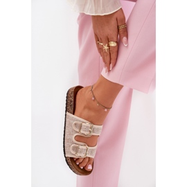 Les tongs matériels des femmes sur une plate-forme en liège avec des boucles beige 2 Les tongs matériels des femmes sur une plate-forme en liège avec des boucles beige 2