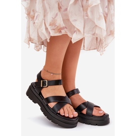 Sandales féminines sur la plate-forme avec du cuir écologique noir le noir 1