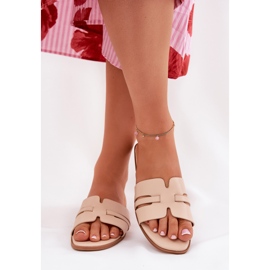 Les tongs pour femmes à thèmes plates avec des découpes en cuir écologique beige 2 Les tongs pour femmes à thèmes plates avec des découpes en cuir écologique beige 2