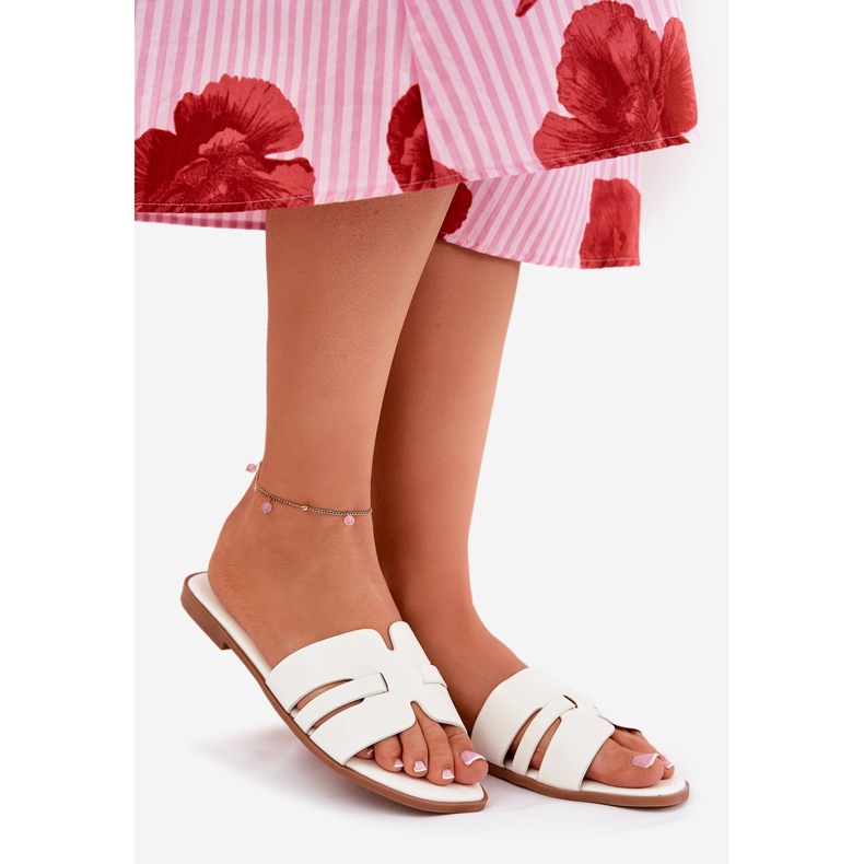 Les tongs pour femmes à thèmes avec des découpes en cuir écologique blanc 1