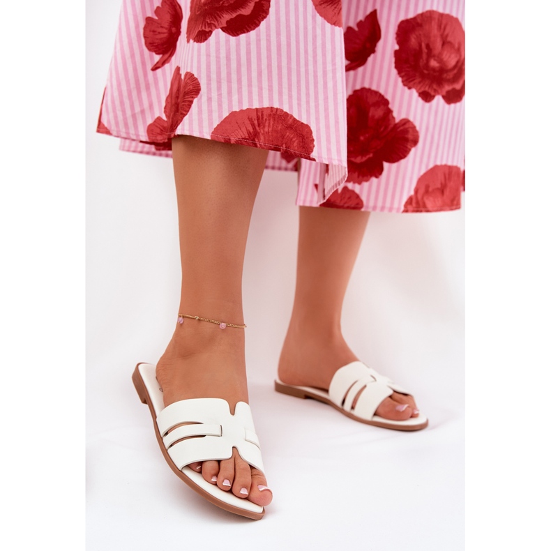 Les tongs pour femmes à thèmes avec des découpes en cuir écologique blanche 2 Les tongs pour femmes à thèmes avec des découpes en cuir écologique blanche 2