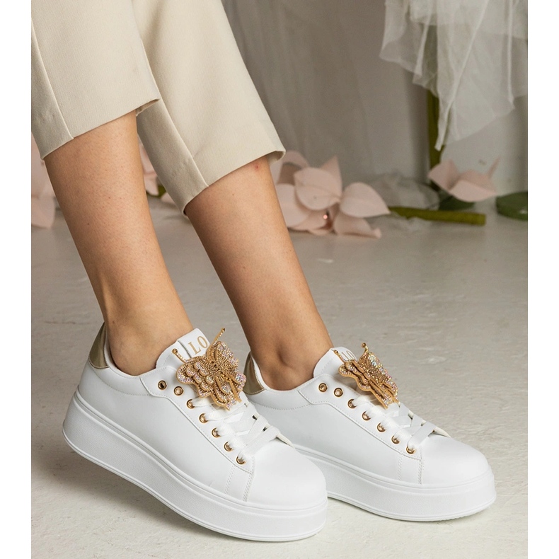 Baskets blanches et or décorées d'un papillon avec des zircons 2