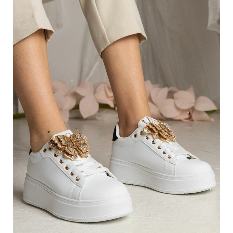 Baskets en noir et blanc décorées d'un papillon avec des zircons blanche 2