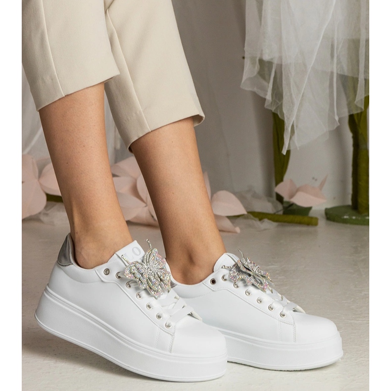 Baskets blanches et argentées décorées d'un papillon avec des zircons 2