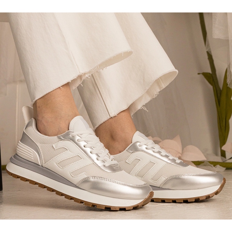 Sneakers blancs de la crème blanche Sports pour femmes 2 Sneakers blancs de la crème blanche Sports pour femmes 2