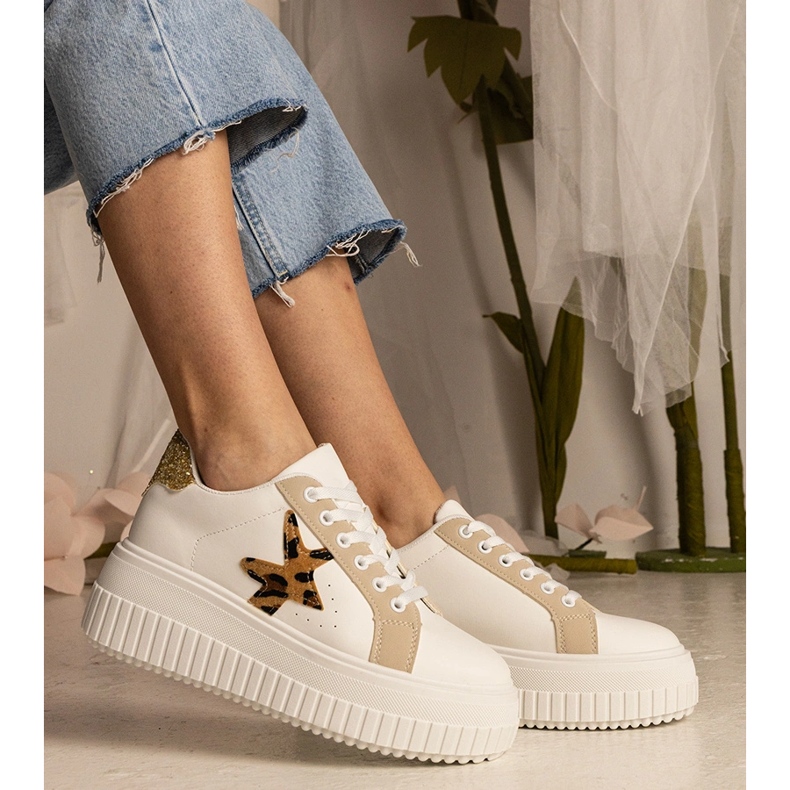 Baskets blanches et beiges décorées de paillettes et d'étoiles 1