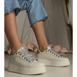 Baskets féminines beige avec un laçage massif 1 Baskets féminines beige avec un laçage massif 1