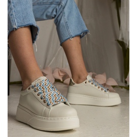 Baskets féminines beige avec un laçage massif 2 Baskets féminines beige avec un laçage massif 2