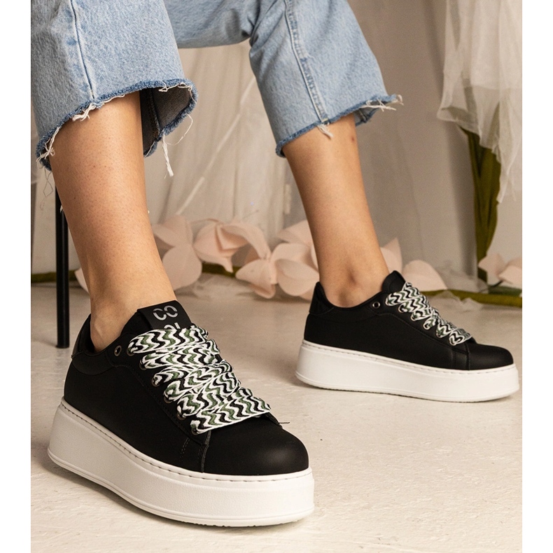 Baskets pour femmes noires avec un laçage massif = le noir 1