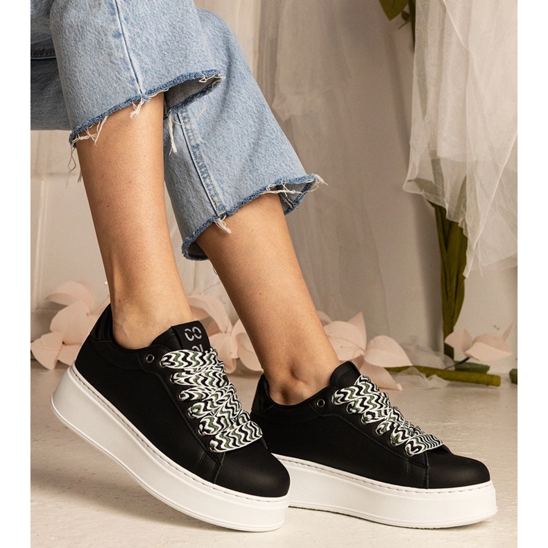 Baskets pour femmes noires avec un laçage massif = le noir 2