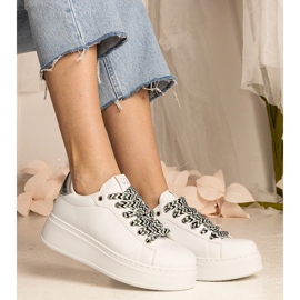 Baskets des femmes blanches avec un laçage massif 1