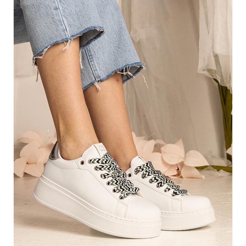 Baskets des femmes blanches avec un laçage massif 1
