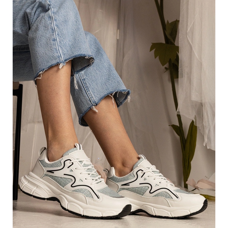 Baskets sportives blanches et vertes 2