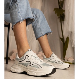 Baskets sportives blanches et vertes 1