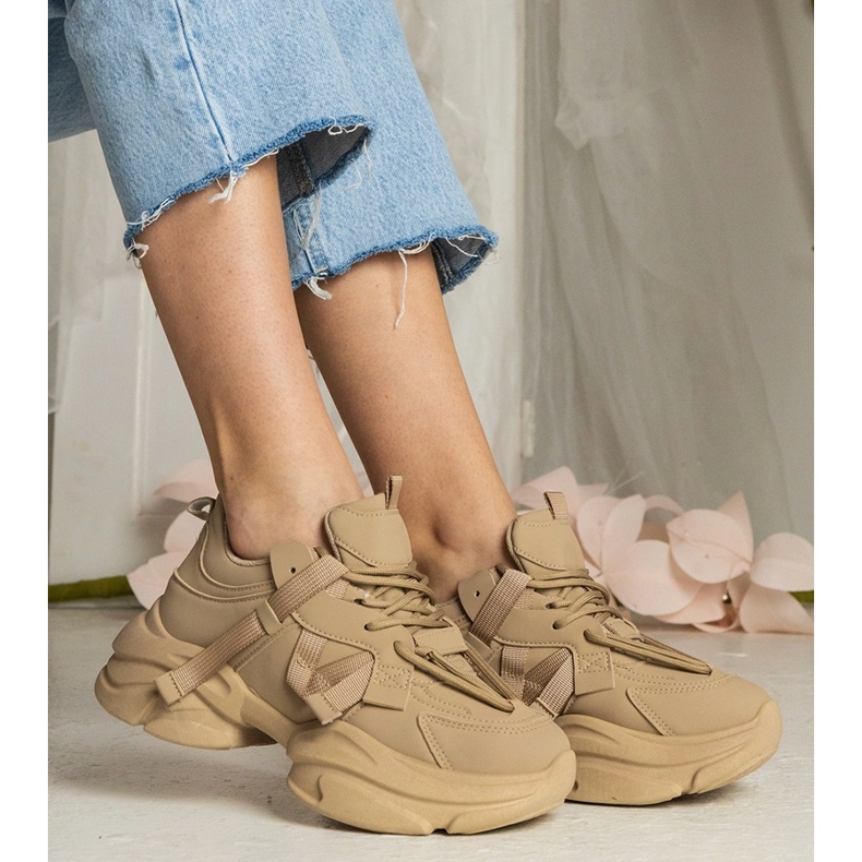 Baskets sportives massives des femmes brunes 2