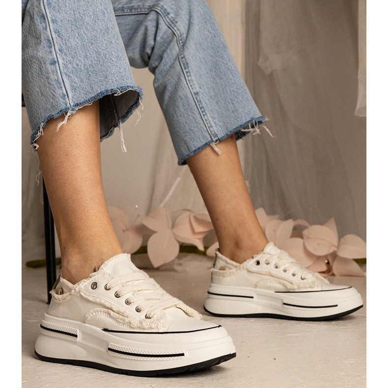 Baskets féminines blanches sur une semelle haute 1