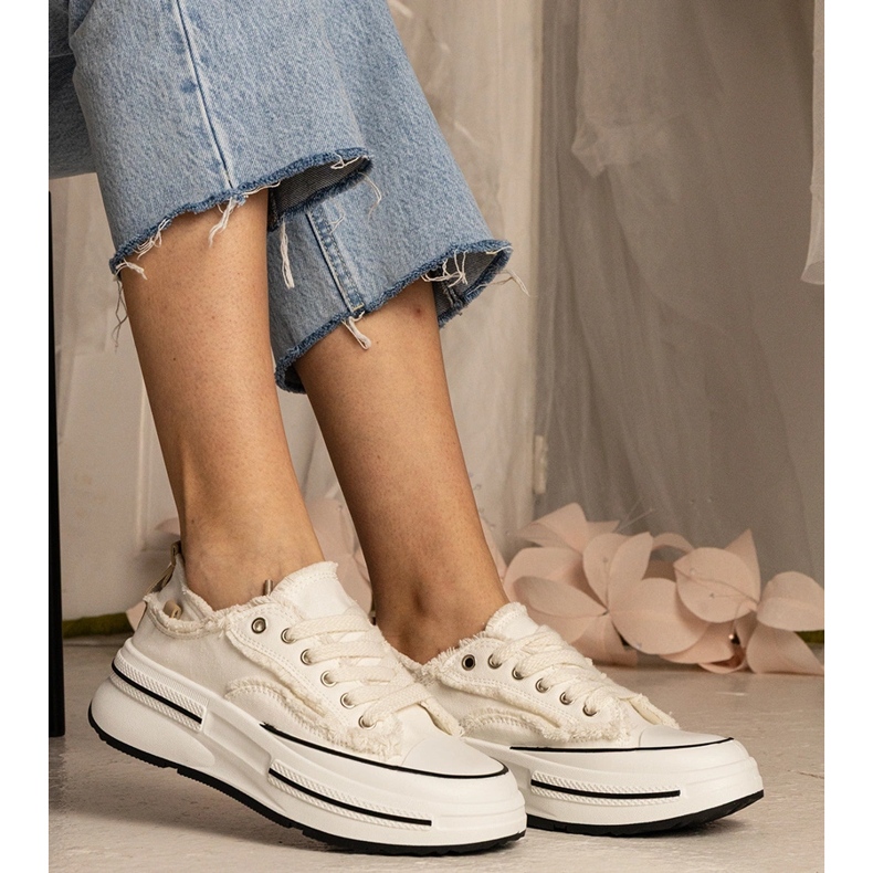 Baskets féminines blanches sur une semelle haute 2