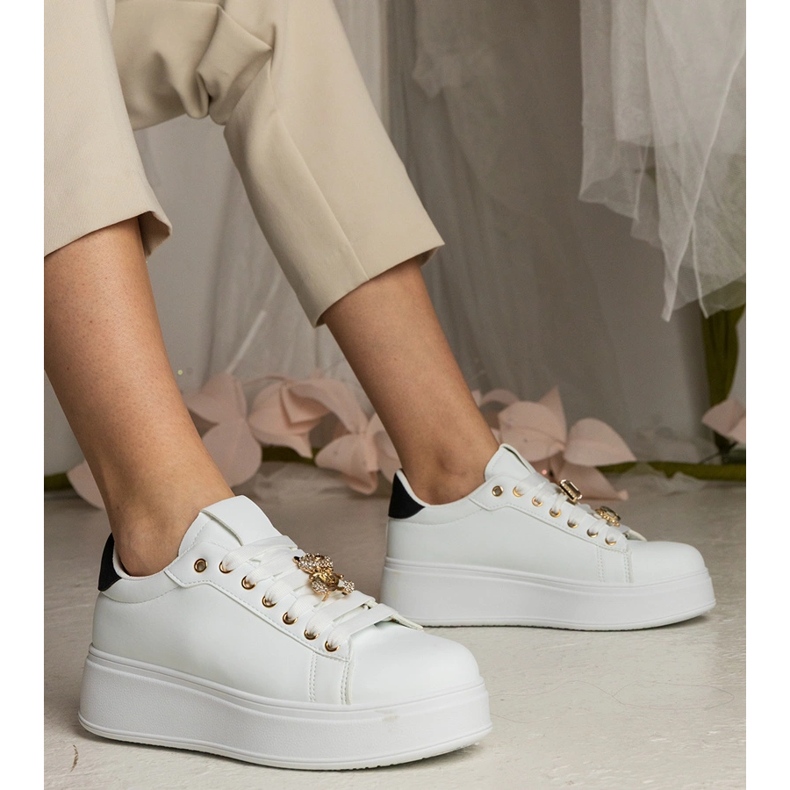 Baskets blanches et blanches pour femmes décorées de pierres 1