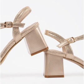 Goodin Sandales élégantes dorées sur un poteau bas 1