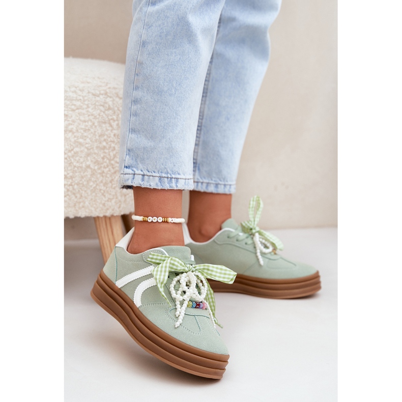 Baskets pour femmes sur la plate-forme avec des ornements verts 2