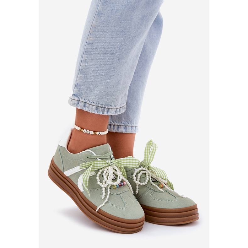 Baskets pour femmes sur la plate-forme avec des ornements verts 1