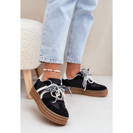 Baskets pour femmes sur la plate-forme avec des décorations noires le noir 2 Baskets pour femmes sur la plate-forme avec des décorations noires le noir 2