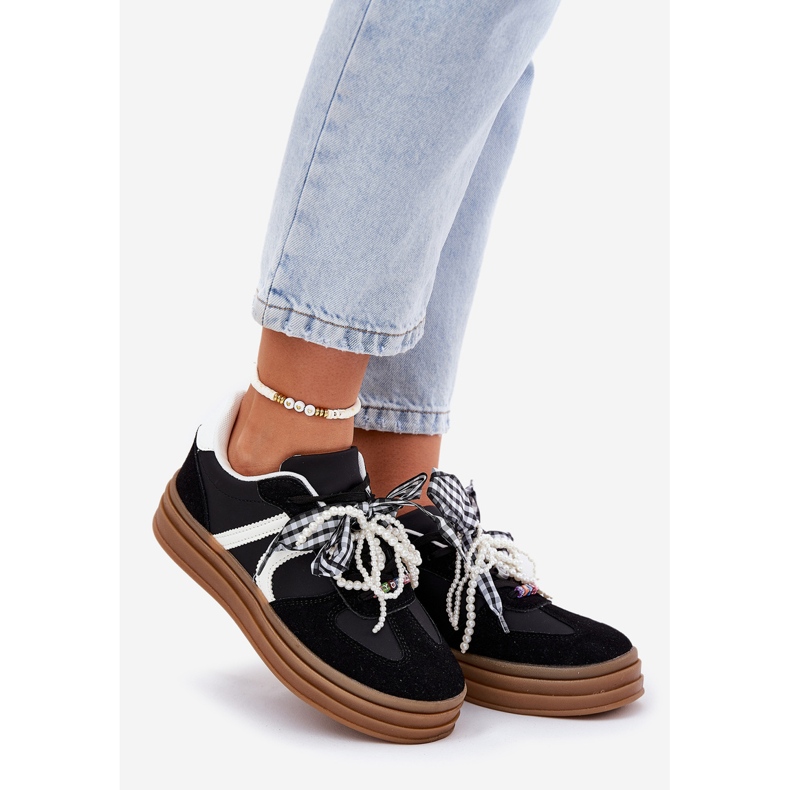 Baskets pour femmes sur la plate-forme avec des décorations noires le noir 1 Baskets pour femmes sur la plate-forme avec des décorations noires le noir 1