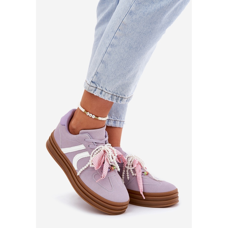 Baskets pour femmes sur la plate-forme avec des décorations violettes 1