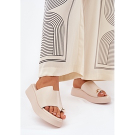 Les tongs pour femmes sur la plate-forme et les coins bas avec des détails décoratifs beige 2