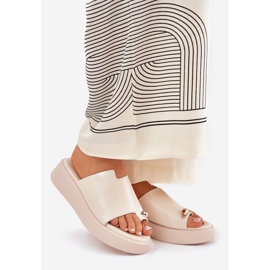 Les tongs pour femmes sur la plate-forme et les coins bas avec des détails décoratifs beige 1