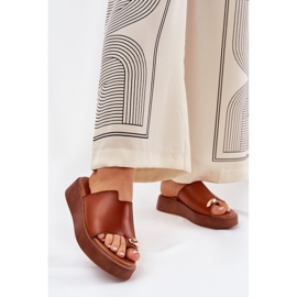 Les tongs pour femmes sur la plate-forme et un coin bas avec un détail de chameau décoratif brun 2