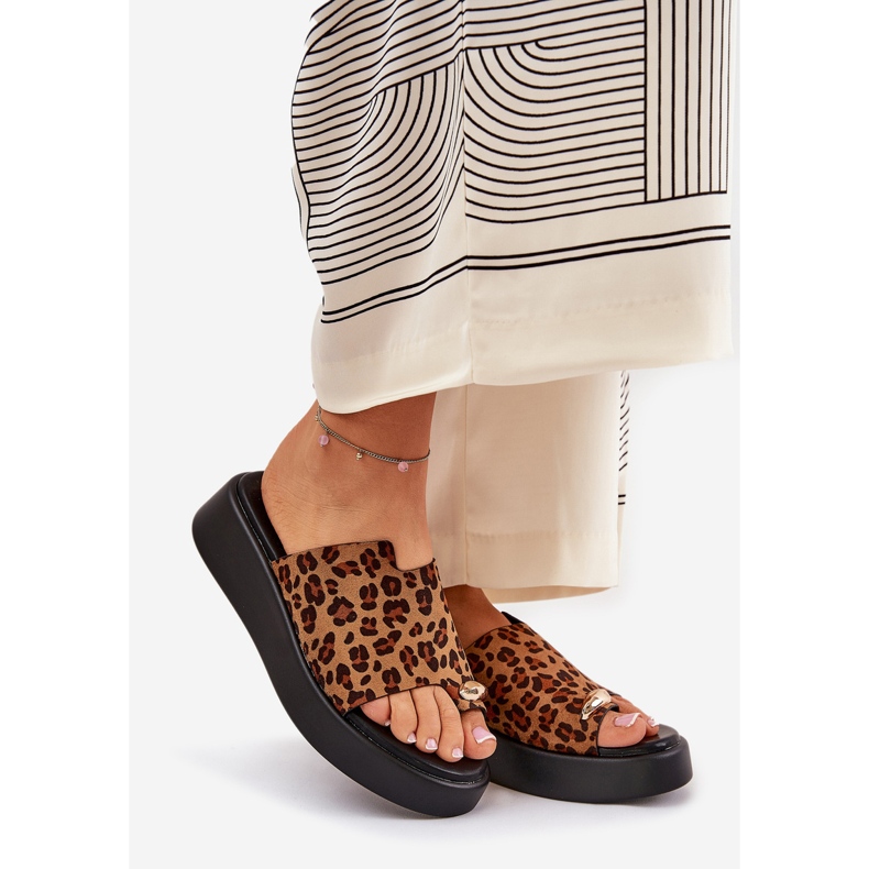 Les tongs pour femmes sur la plate-forme et les coins bas avec des détails décoratifs bruns léopards 1