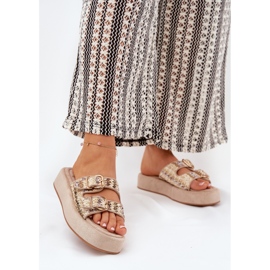 Slippers pour femmes sur la plate-forme avec boucles et tresse khaki beige 2